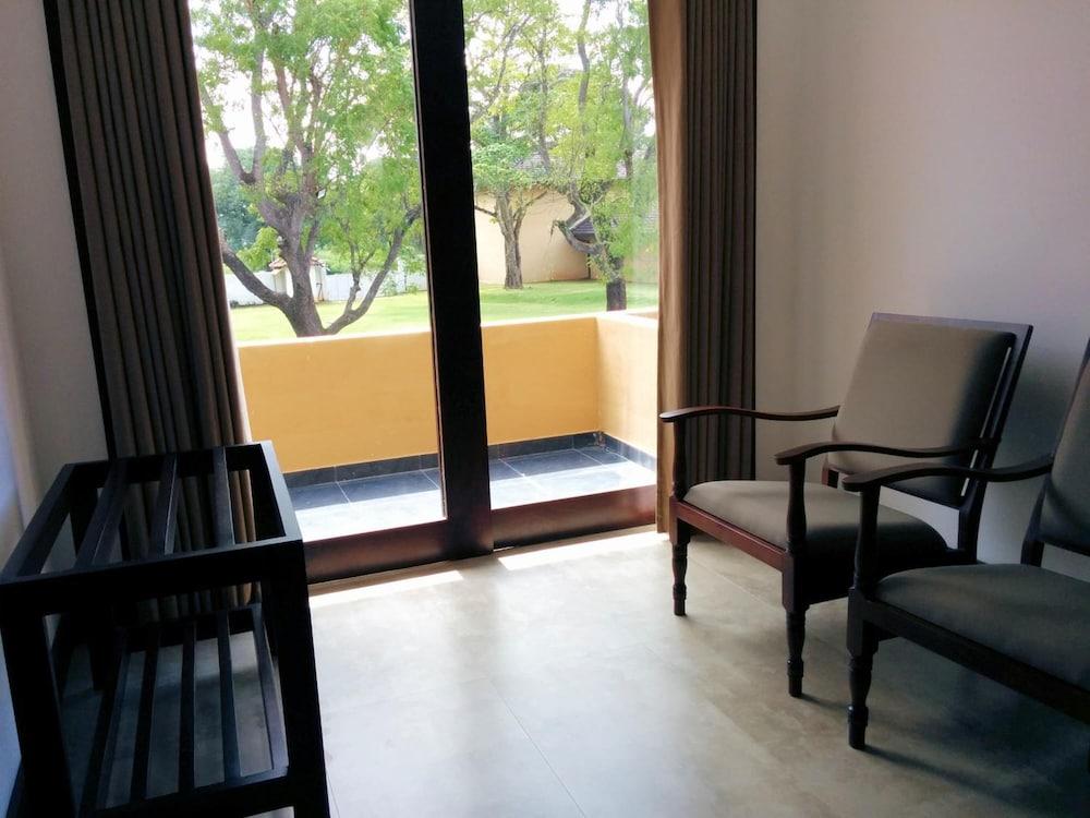 Rajarata Hotel Anuradhapura Bagian luar foto