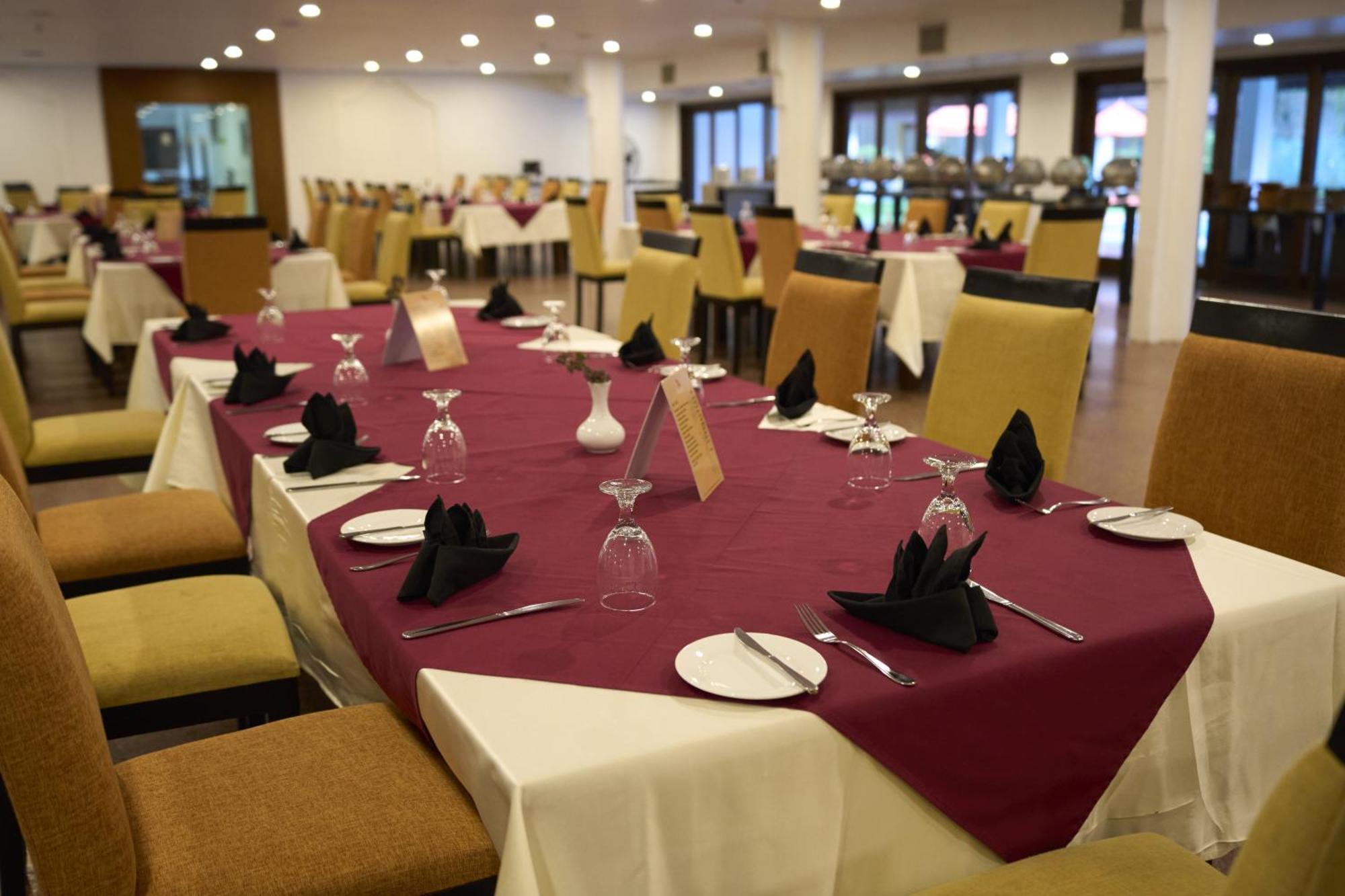 Rajarata Hotel Anuradhapura Bagian luar foto