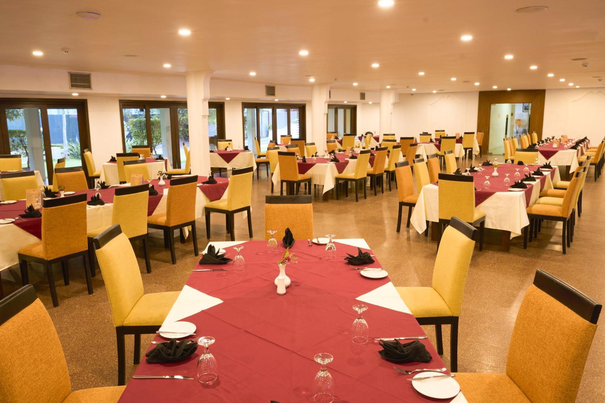 Rajarata Hotel Anuradhapura Bagian luar foto