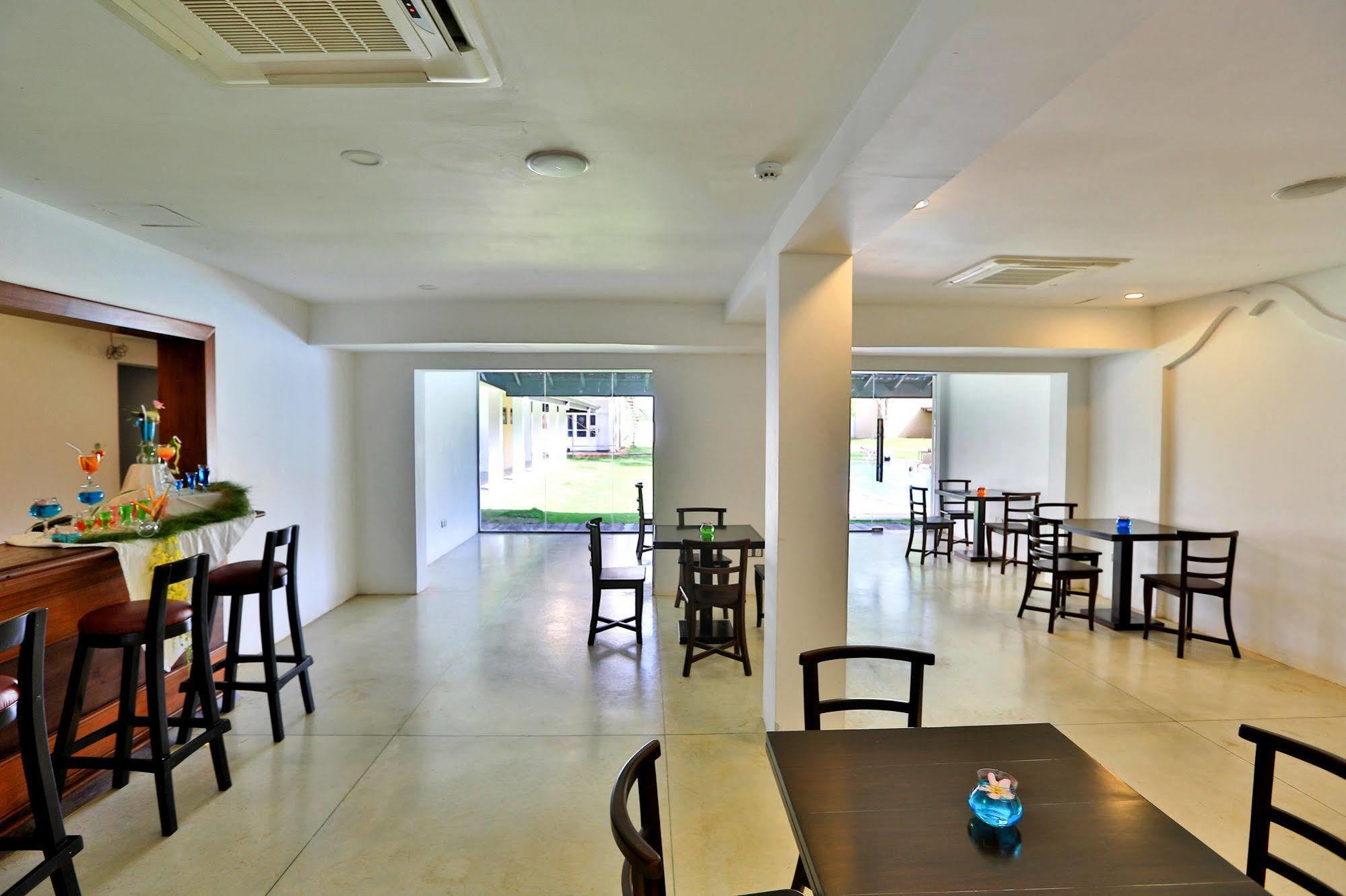 Rajarata Hotel Anuradhapura Bagian luar foto