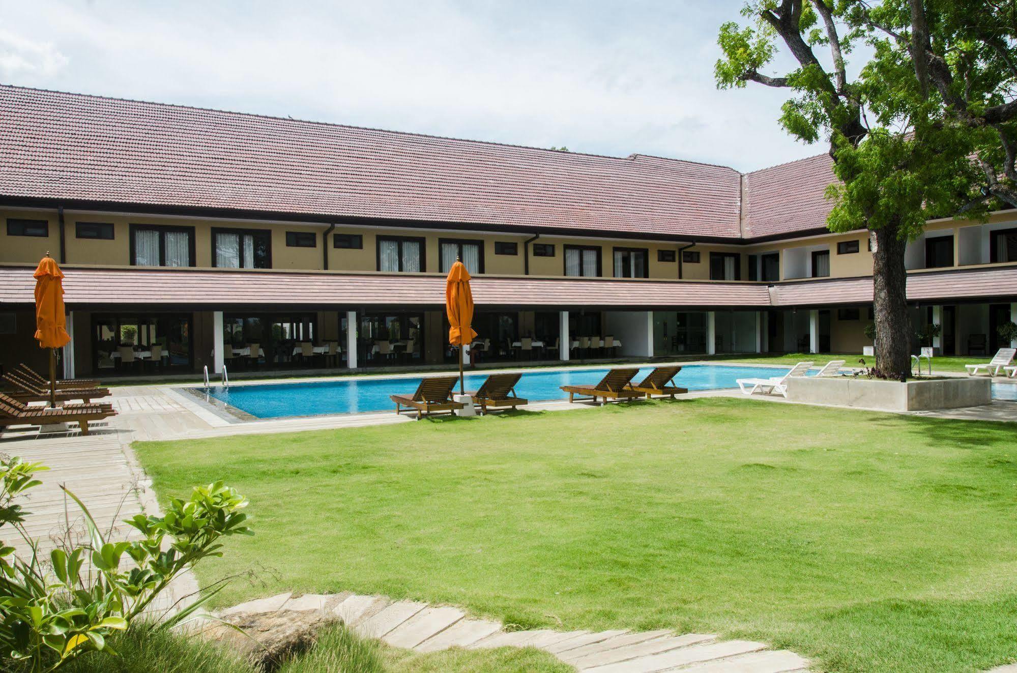 Rajarata Hotel Anuradhapura Bagian luar foto